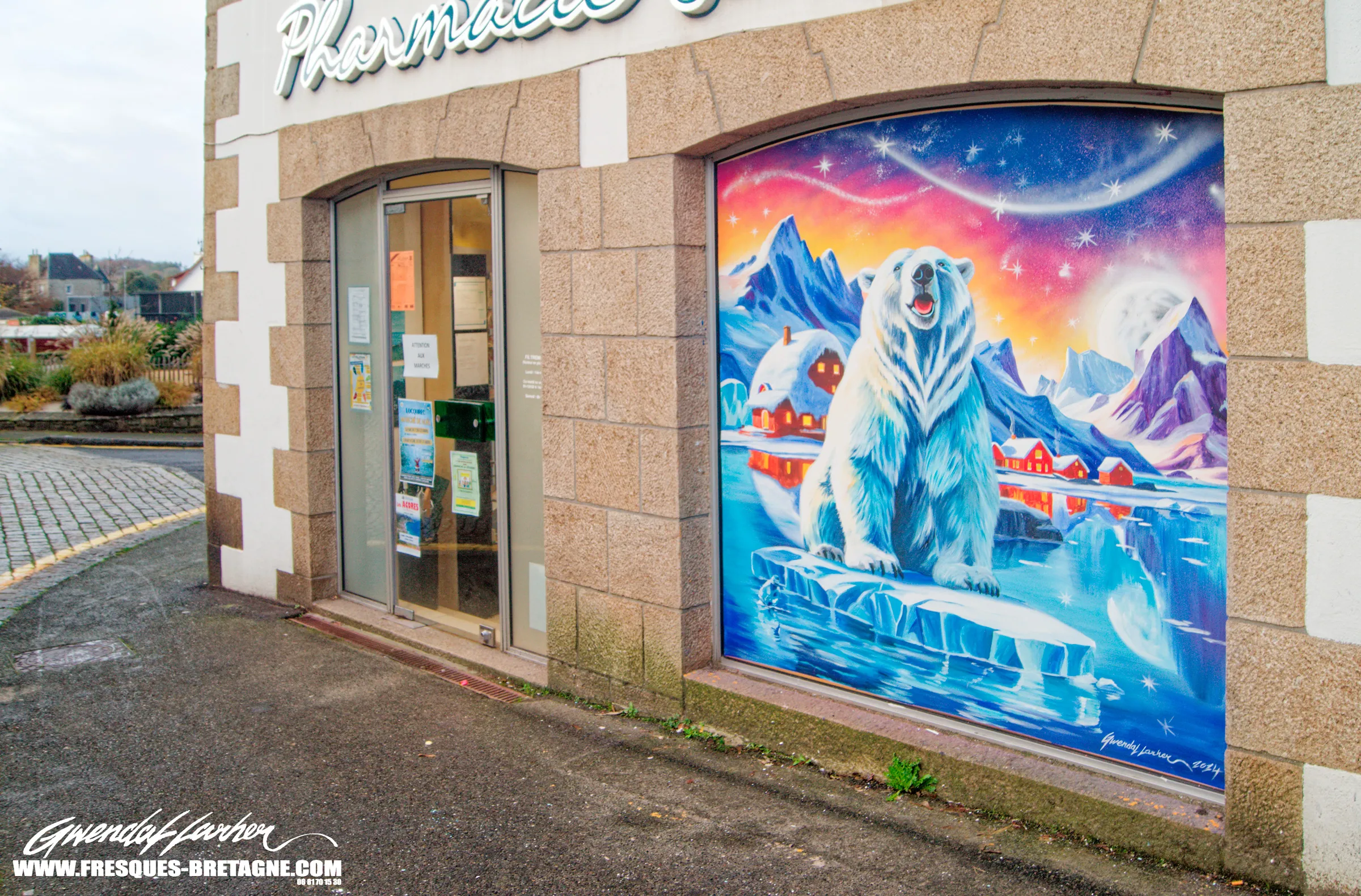 Fresque street art, portrait d'ours polaire, vitrine de commerce à Lannion.